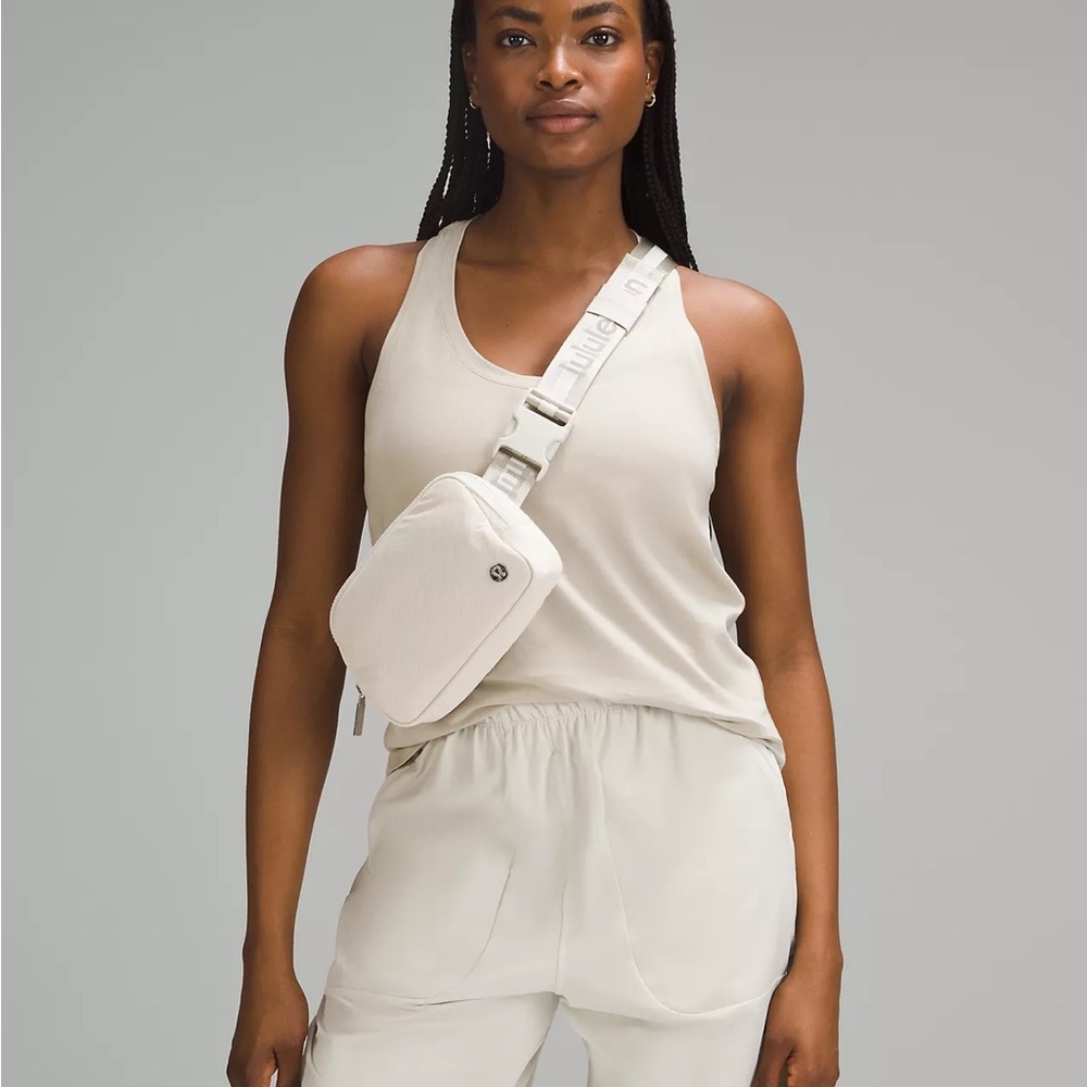 Lululemon Everywhere Belt Bag 1L
Word mary